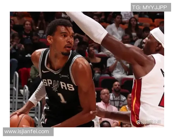 热火与马刺激战正酣NBA69赛季精彩对决回顾与分析